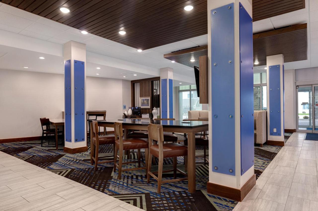 Holiday Inn Express & Suites - Brighton By Ihg Exterior photo