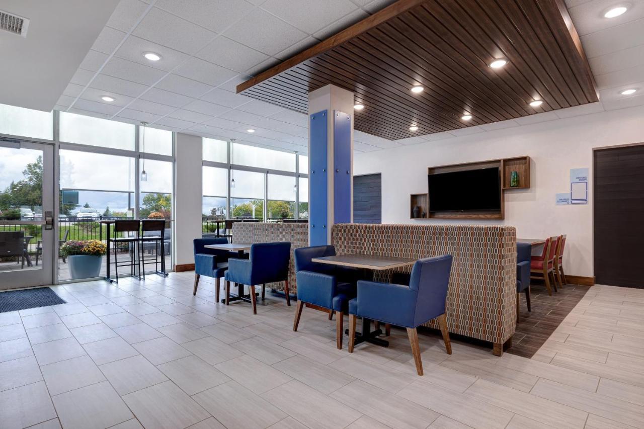 Holiday Inn Express & Suites - Brighton By Ihg Exterior photo